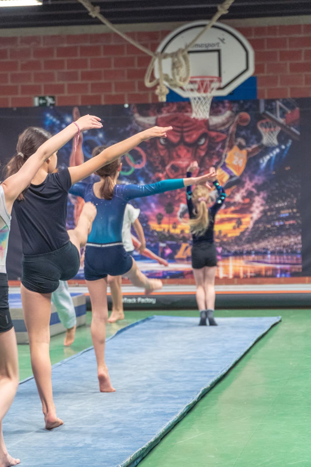 Cours de gymnastique dans la salle de sport